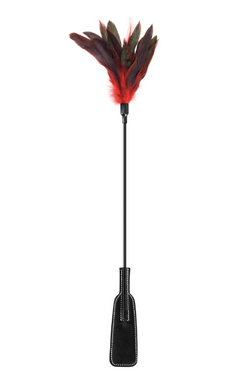 Cravache BDSM avec tapette main et plumes noir et rouge