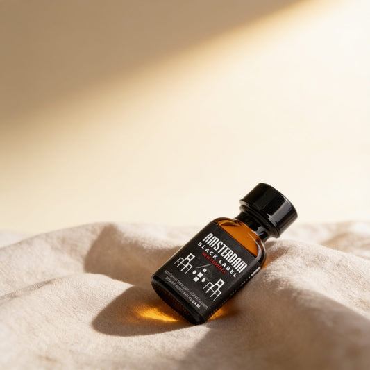 poppers AMSTERDAM BLACK LABEL 24 ML — photo éditoriale sur lin drapé