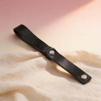 ANNEAU DE PÉNIS ET TESTICULES RÉGLABLE EN CUIR — photo éditoriale sur lin drapé