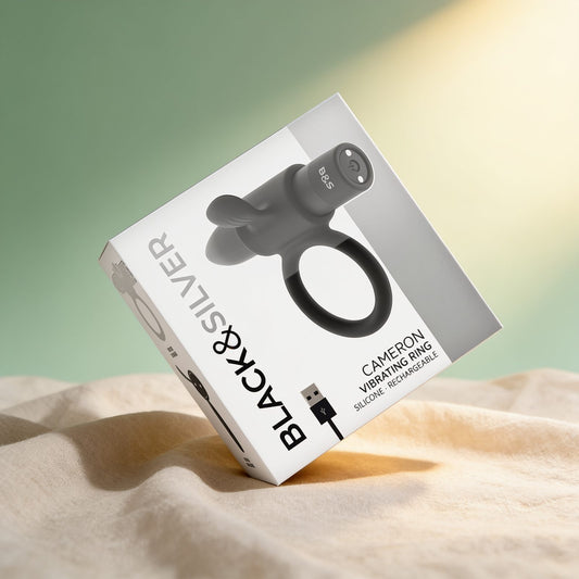 anneau  pénis RECHARGEABLE CAMERON NOIR — photo éditoriale sur lin drapé