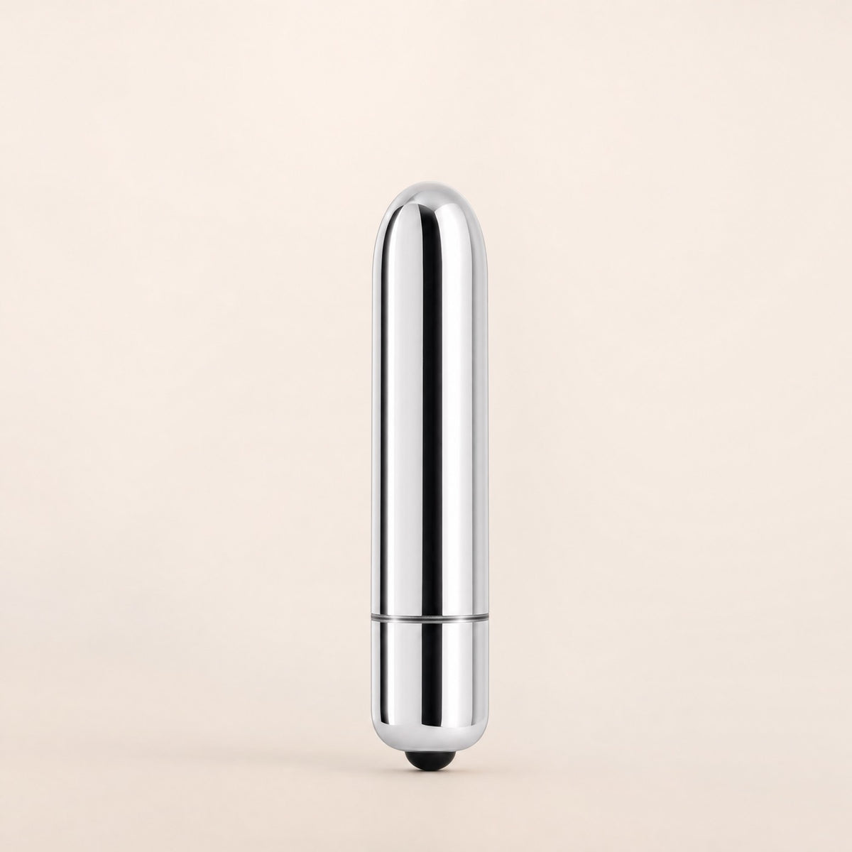 Mini balle vibrante argent, packshot studio crème
