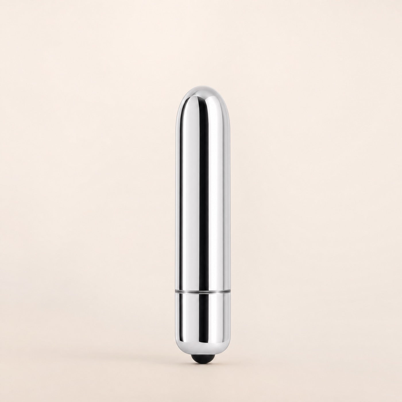 Mini balle vibrante argent, packshot studio crème