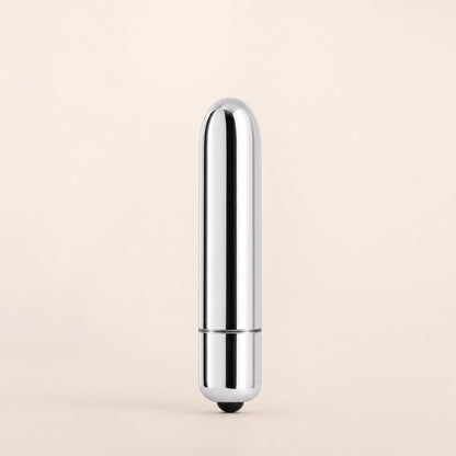 Mini balle vibrante argent, packshot studio crème