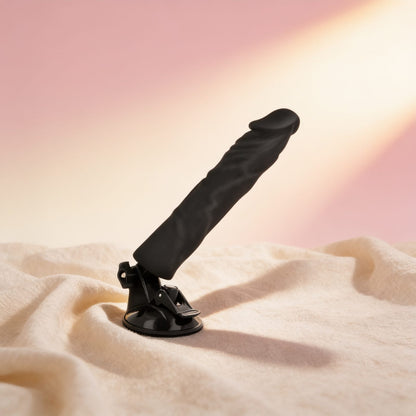 BASECOCK REALISTIC VIBRATEUR TÉLÉCOMMANDE NOIR 21CM — photo éditoriale sur lin drapé