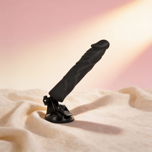 BASECOCK REALISTIC VIBRATEUR TÉLÉCOMMANDE NOIR 21CM — photo éditoriale sur lin drapé
