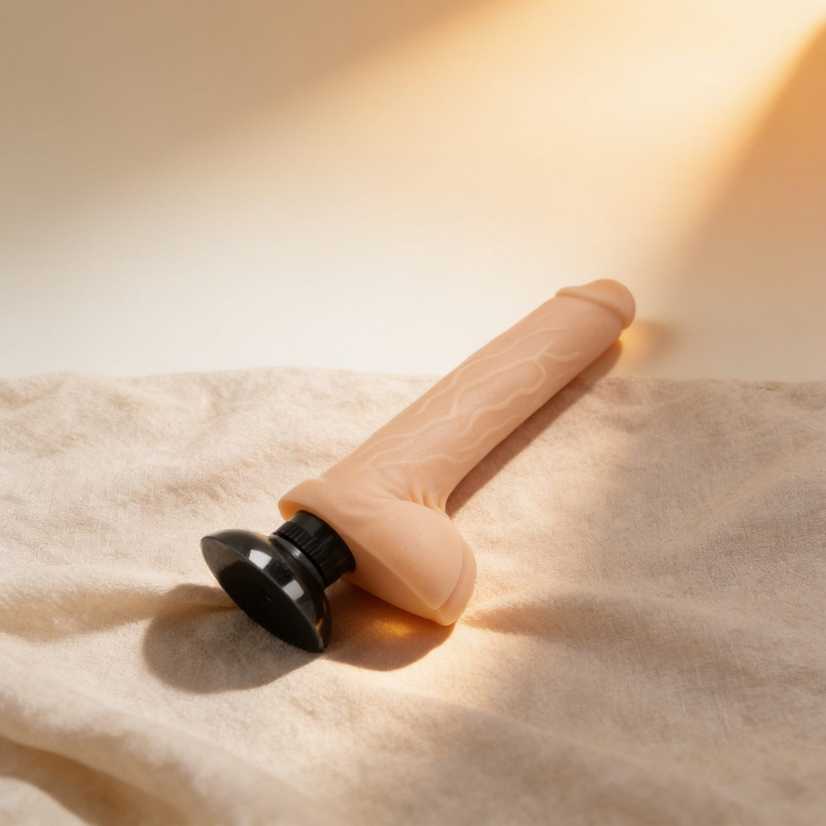 BASECOCK VIBRATEUR RÉALISTE 2-1 CHAIR 18,5 CM — photo éditoriale sur lin drapé