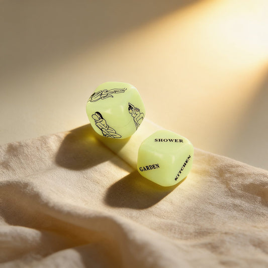 BIG GLOWING DICE — photo éditoriale sur lin drapé