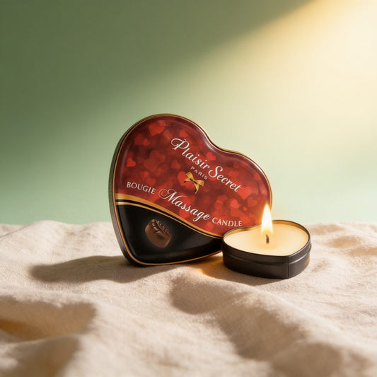 BOUGIE DE MASSAGE 35ML CHOCOLAT — photo éditoriale sur lin drapé