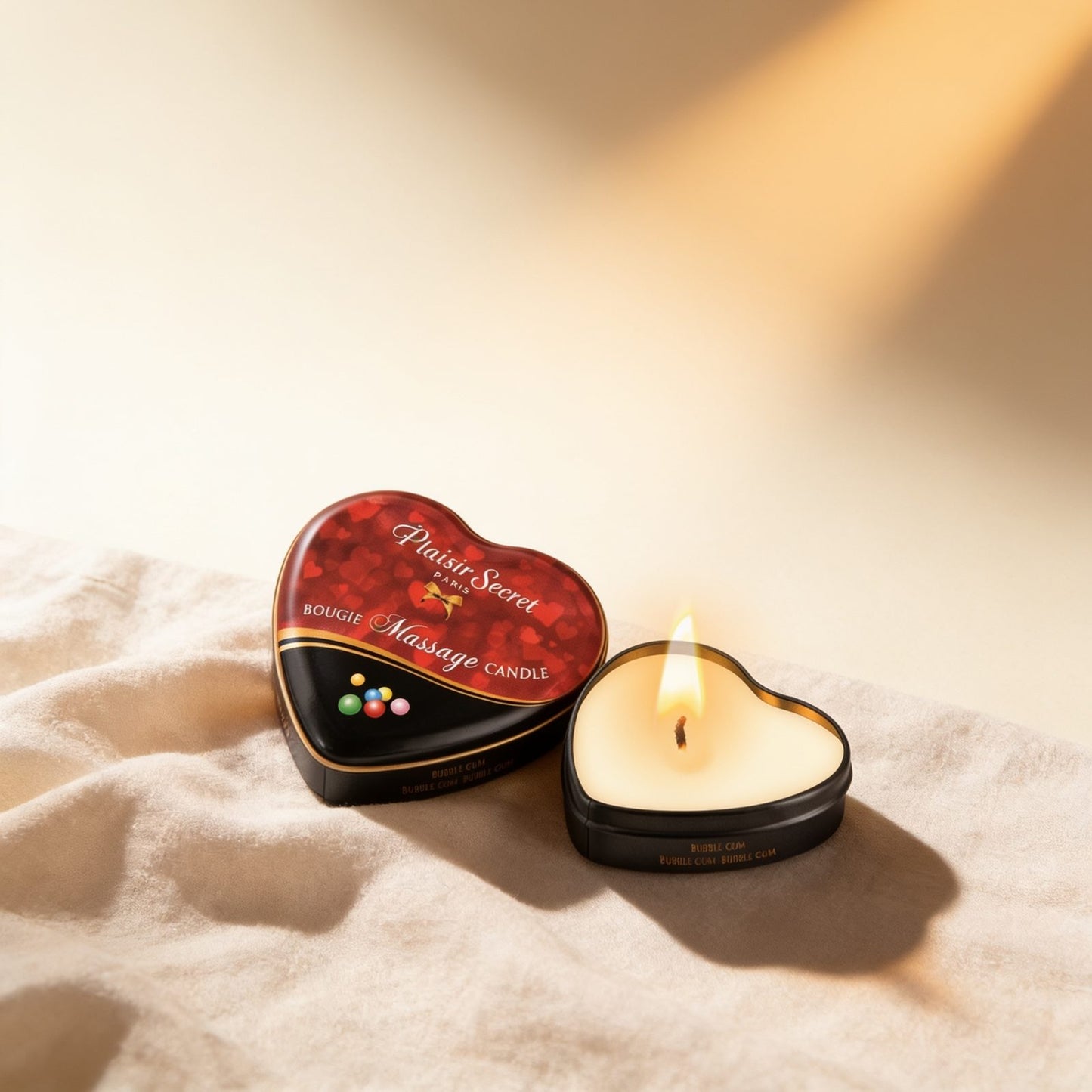 BOUGIE DE MASSAGE 35ML GOMME — photo éditoriale sur lin drapé
