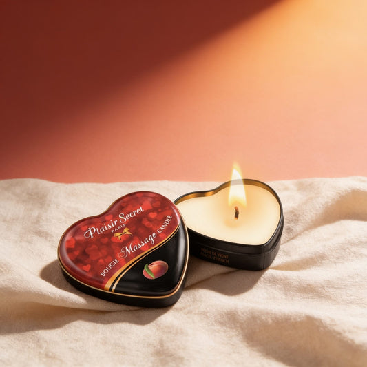 BOUGIE DE MASSAGE 35ML PÊCHE — photo éditoriale sur lin drapé
