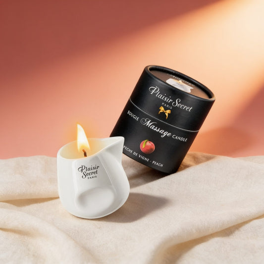 BOUGIE DE MASSAGE PÊCHE 80ML — photo éditoriale sur lin drapé