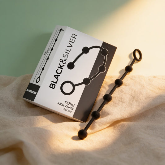 CHAPELET ANAL KORG SILICONE INITIATION 21 CM — photo éditoriale sur lin drapé