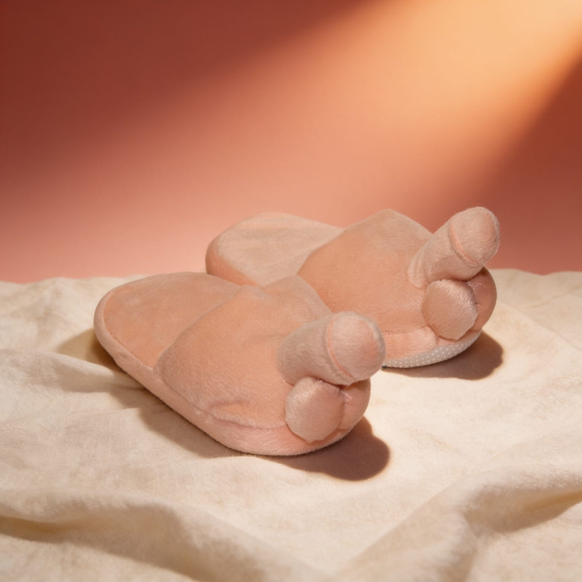 Chaussons Pénis — photo éditoriale sur lin drapé