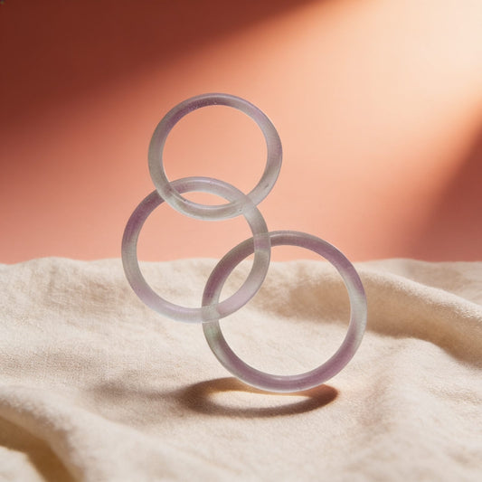 COCK & BALL RINGS SILICONE X3 — photo éditoriale sur lin drapé
