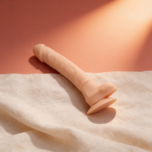 COCK MILLER SILICONE DENSITÉ COCKSIL ARTICULABLE 18 CM — photo éditoriale sur lin drapé