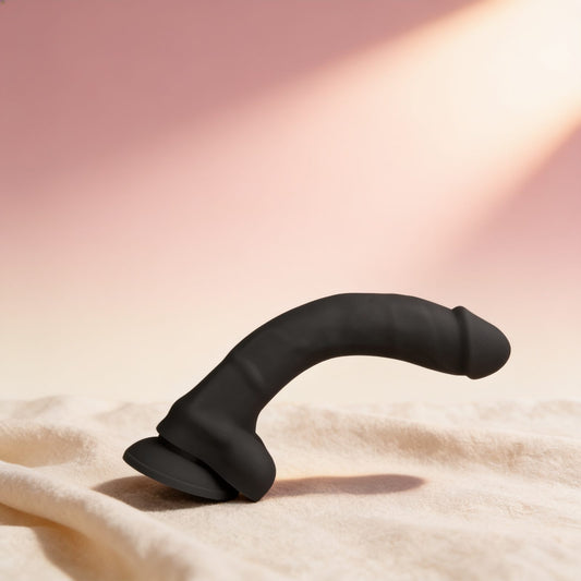 COCK MILLER SILICONE DENSITÉ COCKSIL ARTICULABLE NOIR 18 CM — photo éditoriale sur lin drapé