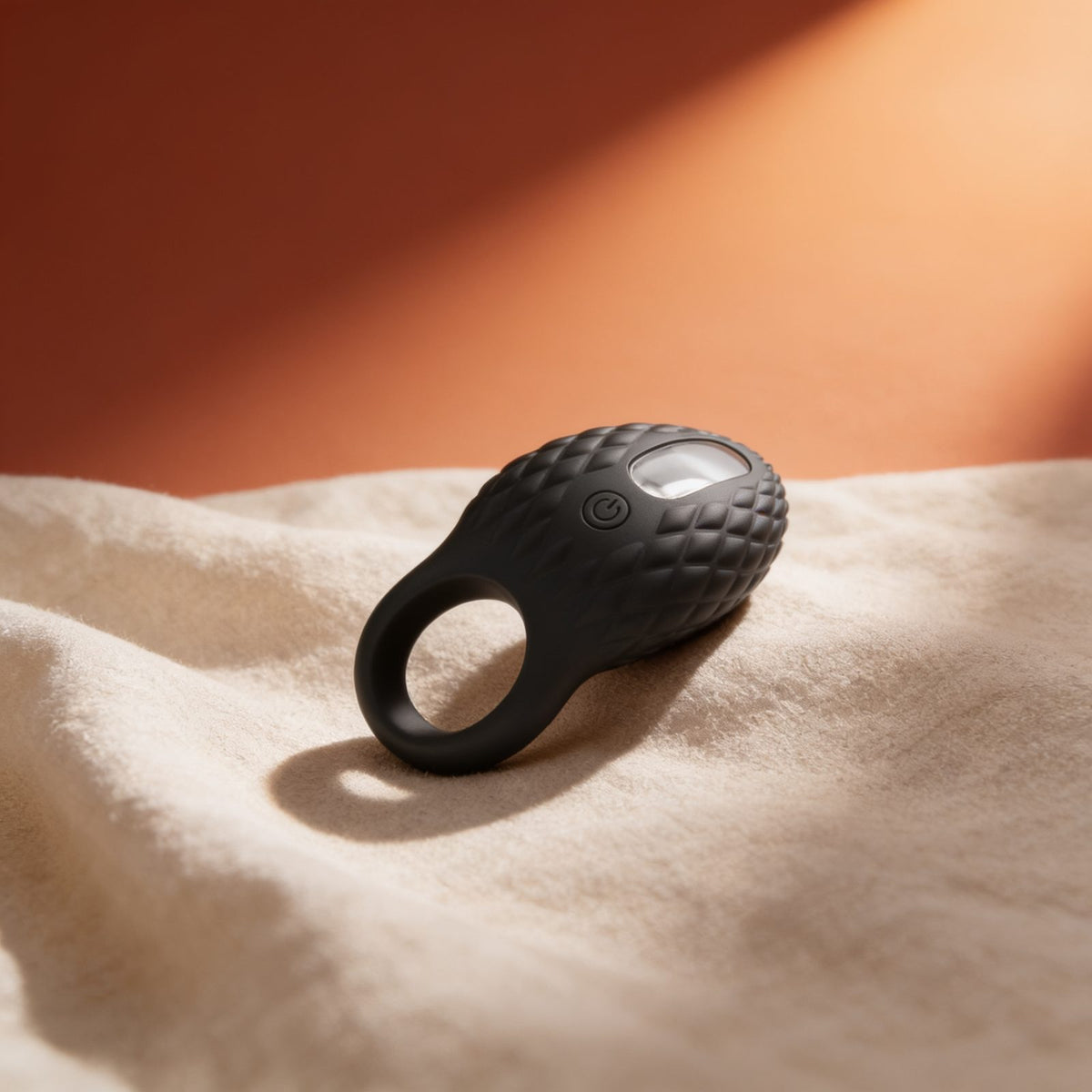 Cockring USB 7 vitesses Heloise Pretty Love — photo éditoriale sur lin drapé