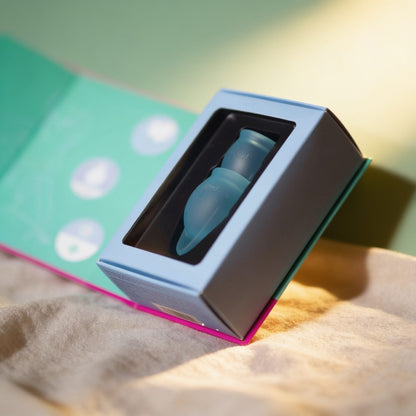 Coupe menstruelle "Feel Confident" — photo éditoriale sur lin drapé