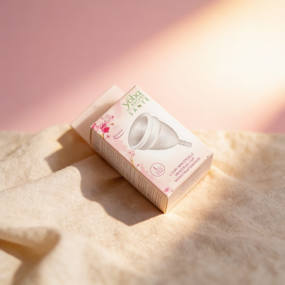 Coupe menstruelle — photo éditoriale sur lin drapé
