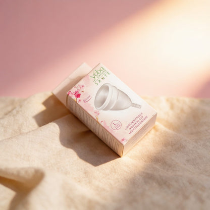 Coupe menstruelle — photo éditoriale sur lin drapé