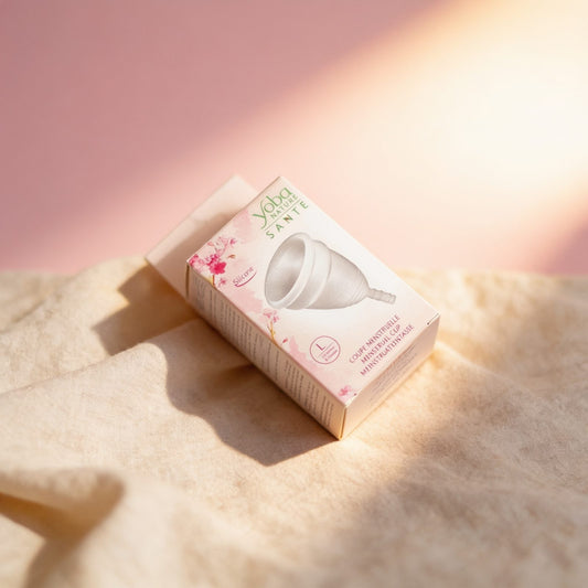 Coupe menstruelle — photo éditoriale sur lin drapé