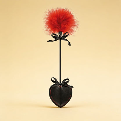 Cravache BDSM avec tapette cœur noir et plumeau rouge — packshot