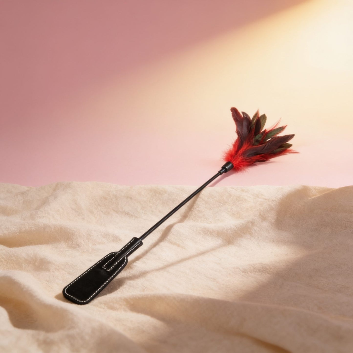 Cravache BDSM avec tapette main et plumes noir et rouge — photo éditoriale sur lin drapé