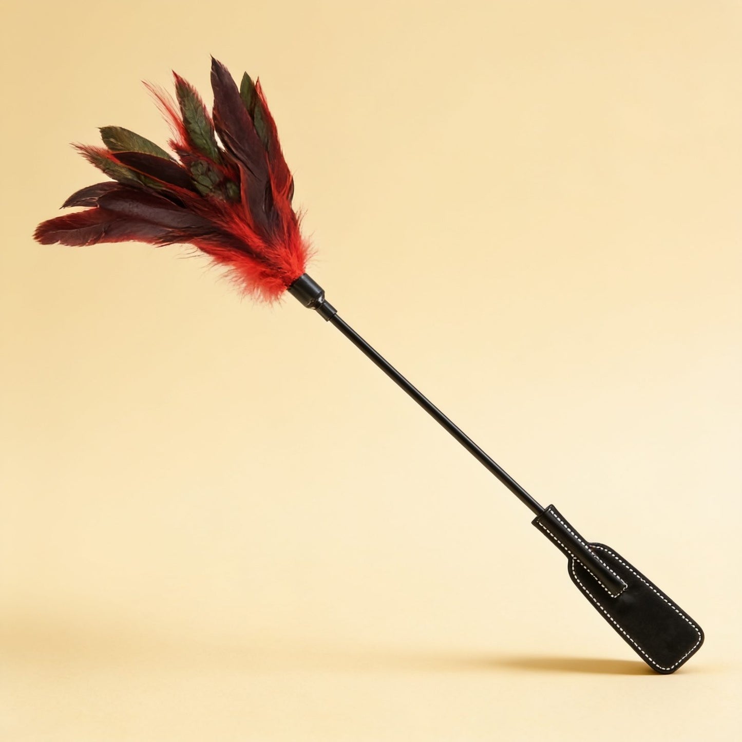 Cravache BDSM avec tapette main et plumes noir et rouge — packshot