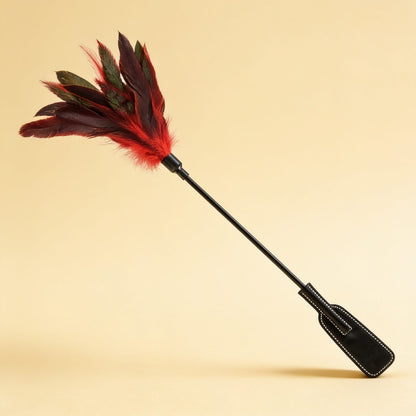 Cravache BDSM avec tapette main et plumes noir et rouge — packshot