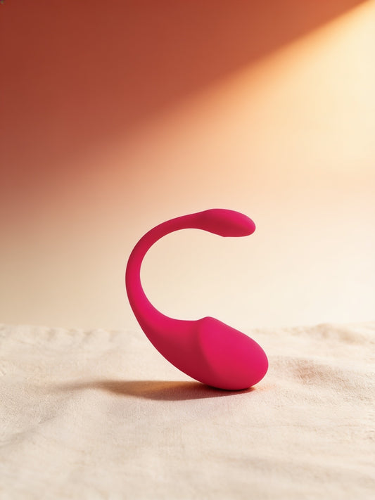 Œuf Le Crush Fushia sur silk drapé, fond terracotta