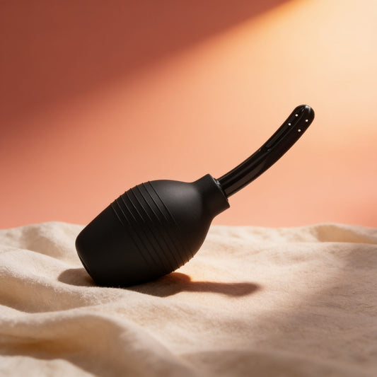 DOUCHE ANAL BLKC SUPER POWER NOIR — photo éditoriale sur lin drapé