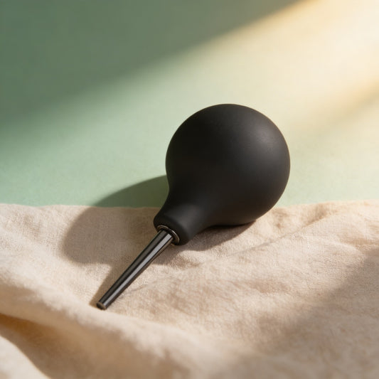 Douche anale poire noire sur du lin, fond sauge