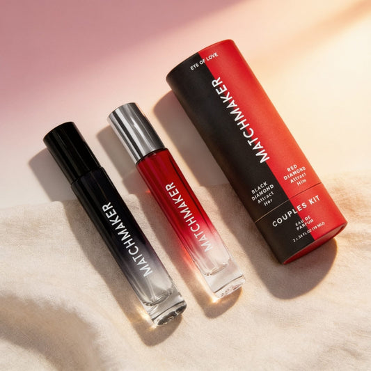 EYE OF LOVE - MATCHMAKER PHEROMONE 2PC SET COUPLES KIT ATTIRE HER & HIM 20ML — photo éditoriale sur lin drapé