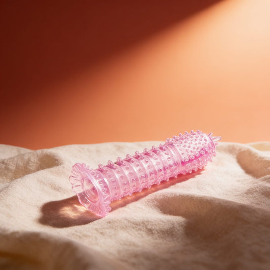 GAINE PÉNIENNE POINTS STIMULANTS ROSE 14 CM — photo éditoriale sur lin drapé