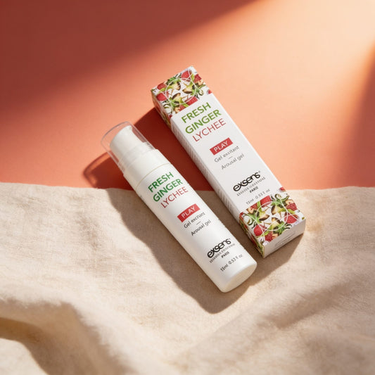 Gel excitant fraîcheur litchi Exsens 15ml — photo éditoriale sur lin drapé