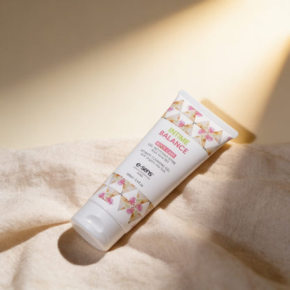 Gel nettoyant intime à l’Aloe Vera BIO — photo éditoriale sur lin drapé