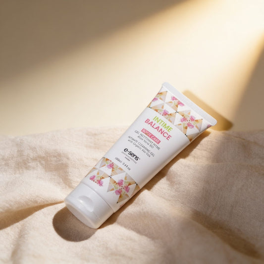 Gel nettoyant intime à l’Aloe Vera BIO — photo éditoriale sur lin drapé