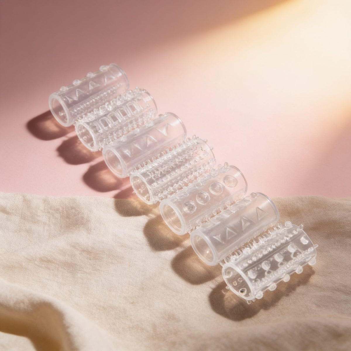 GLAMY LOVE FEELINGS 6 RINGS — photo éditoriale sur lin drapé