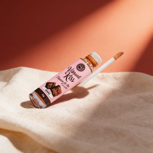 Gloss vibrant brownie Lip Gloss Secret Play — photo éditoriale sur lin drapé