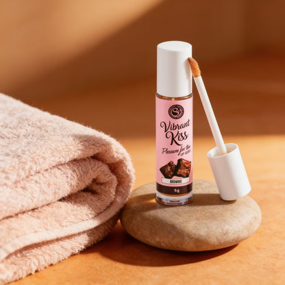 Gloss vibrant brownie Lip Gloss Secret Play — mise en situation