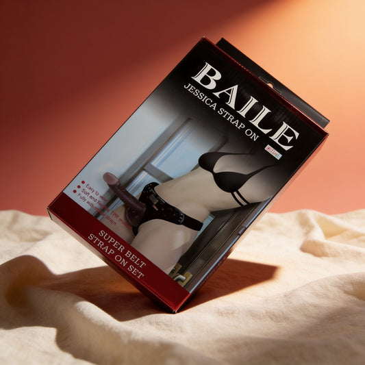 gode ceinture avec dildo réaliste noir 18,2cm , Jessica Strap On — photo éditoriale sur lin drapé