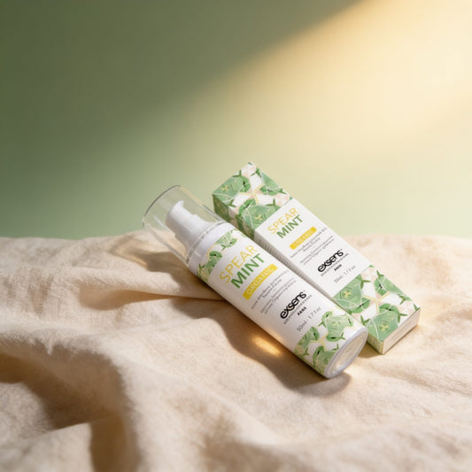 HUILE MASSAGE MENTHE FRAICHE BIO — photo éditoriale sur lin drapé