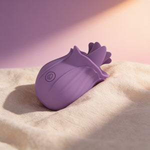 Stimulateur rose lilas Intense sur du lin, fond mauve