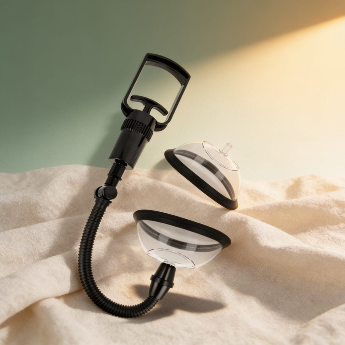 Pompe intime manuelle Intense Pump — posée sur du lin drapé, lumière chaude éditoriale