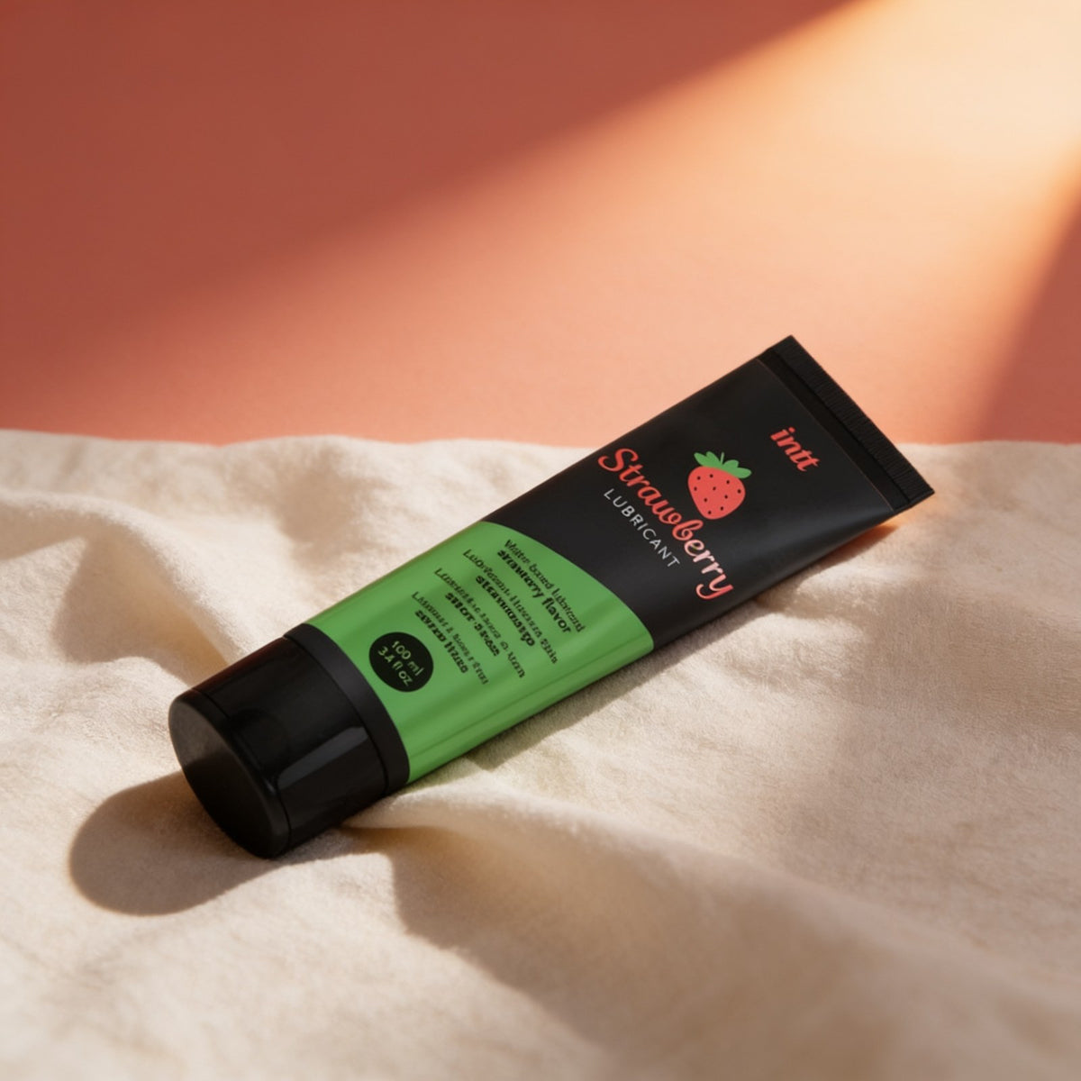 Lubrifiant base eau saveur fraise INTT — photo éditoriale