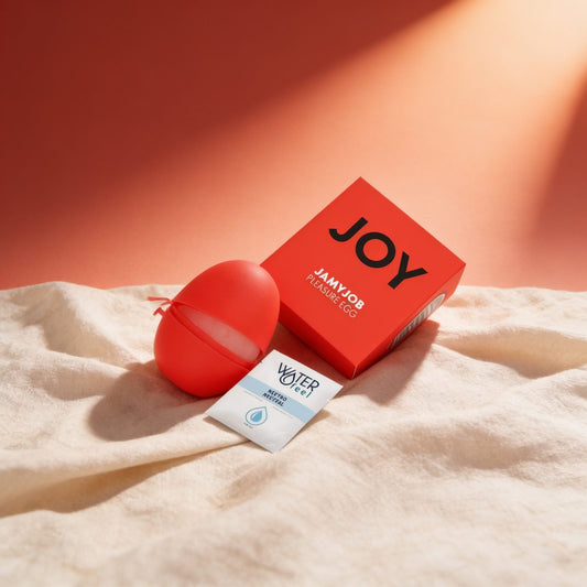 MASTURBATOR VERSION ROUGE DISCRETT EGG — photo éditoriale sur lin drapé
