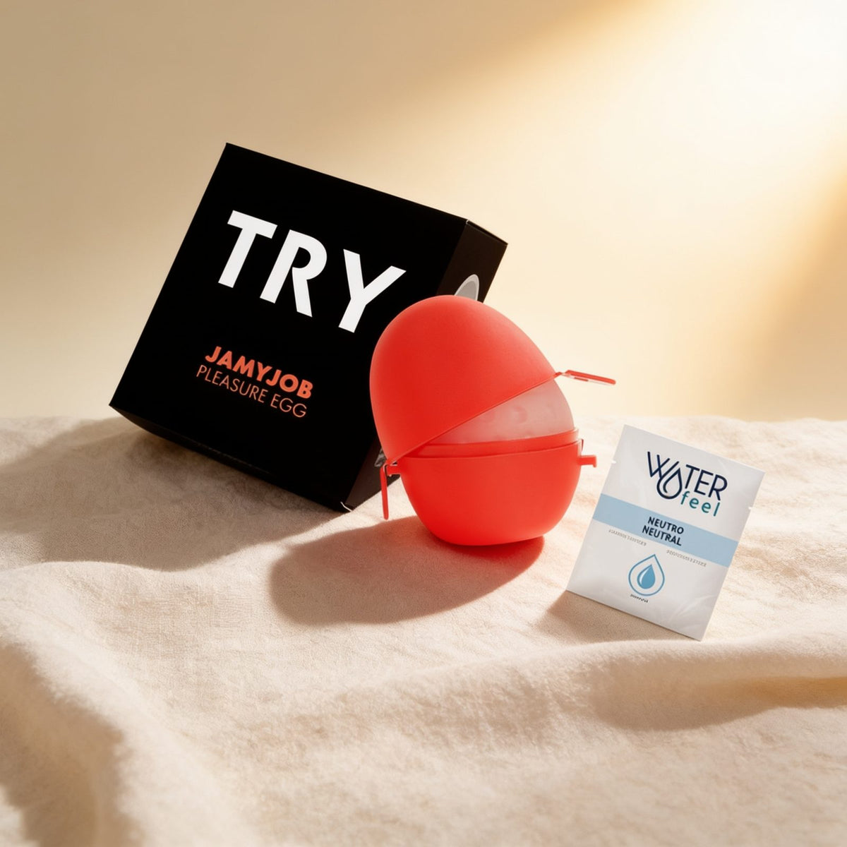 MASTURBATOR VERSION NOIRE DISCRETT EGG — photo éditoriale sur lin drapé