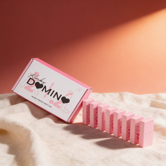 Jeu de Domino coquin — photo éditoriale sur lin drapé