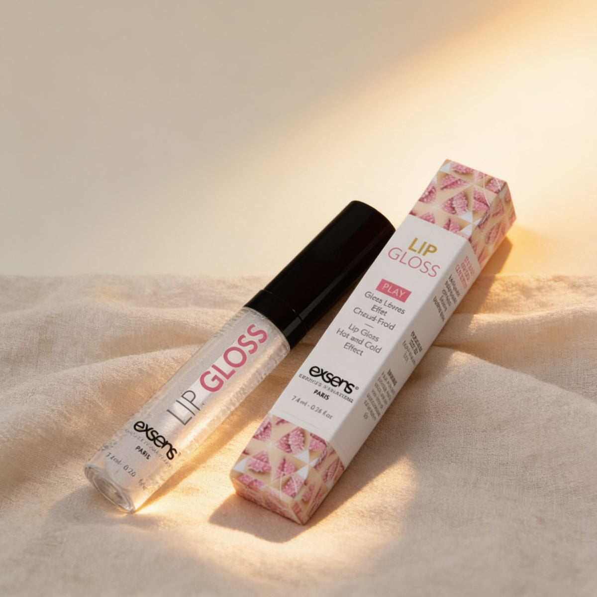 GLOSS FRESH HOT FRAISE 7.4ML — photo éditoriale sur lin drapé