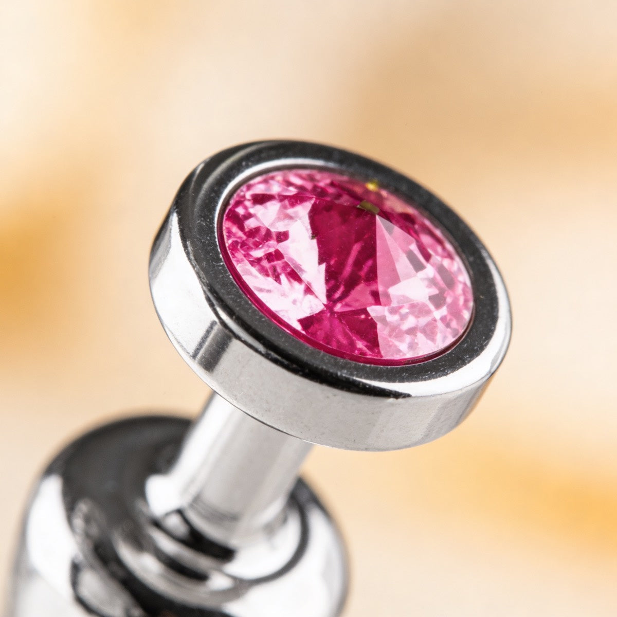 Détail du cristal rose serti dans l'acier poli